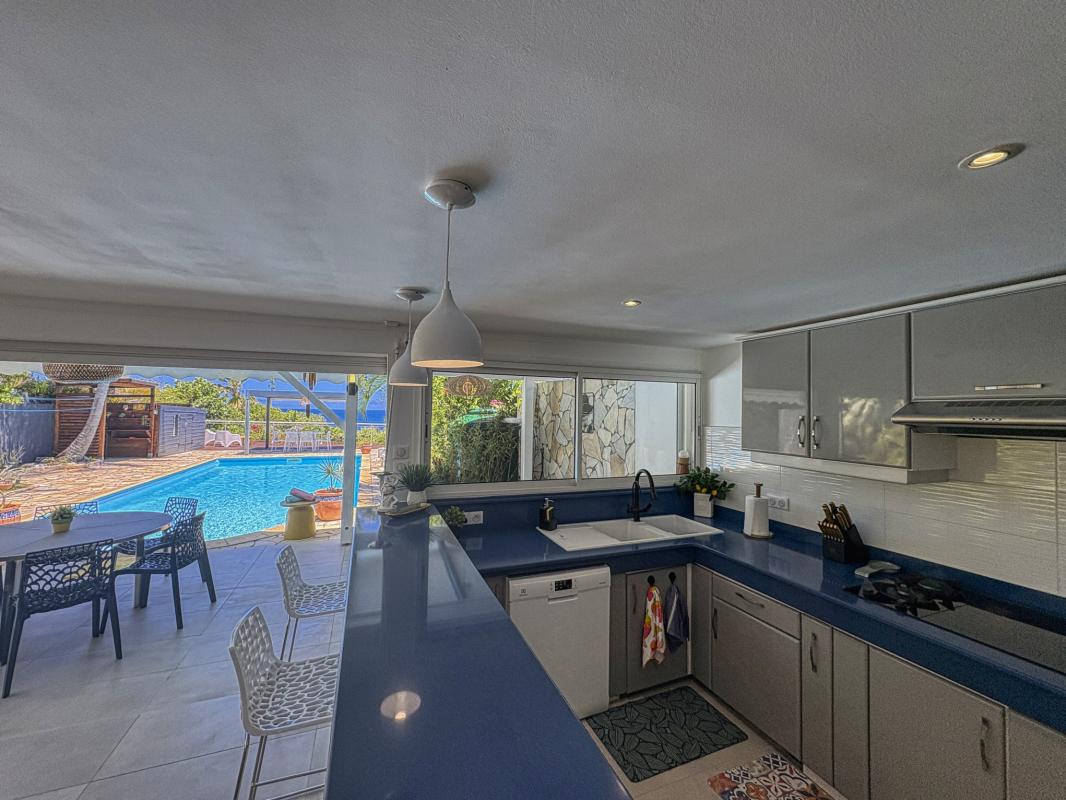 26.Location villa piscine vue mer Saint François Guadeloupe_ Cuisine vue mer
